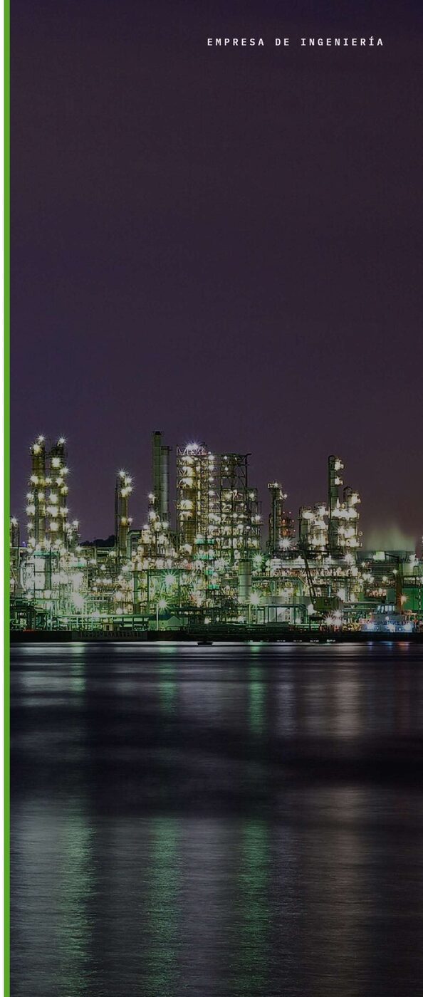 Instalación industrial en operación durante la noche